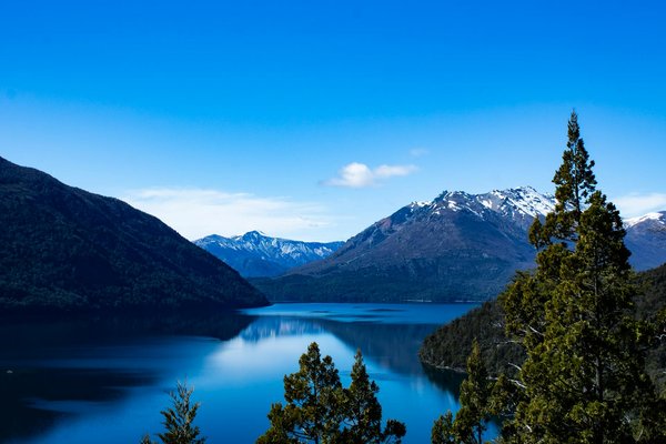 Quels hameaux en Espagne offrent des cours de fabrication de paella et des randonnées guidées?